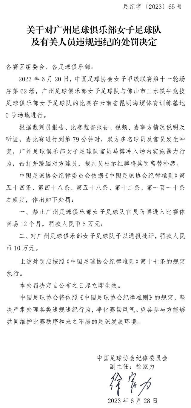 55岁的美国华裔移平易近秀莲（杨紫琼 饰）家庭事业两解体。在老爸爸生日年夜寿此日，除要禁止女儿（斯蒂芬妮·许 饰）暴走出柜、替无用丈夫（关继威 饰）擦屁股，还得往税务局向呆板年夜婶（杰米·李·柯蒂斯 饰）诠释不太妙的税务题目。才踏进年夜楼电梯，软烂丈夫竟摇身一变演起黑客使命，声 称本身是另外一个宇宙的版本，而秀莲也是万万宇宙里的此中一个。还来不及理解，险恶权势已在多元宇宙中舒展，世界行将扑灭，只有在这个宇宙里，“一无可取”的秀莲才能解救世界……